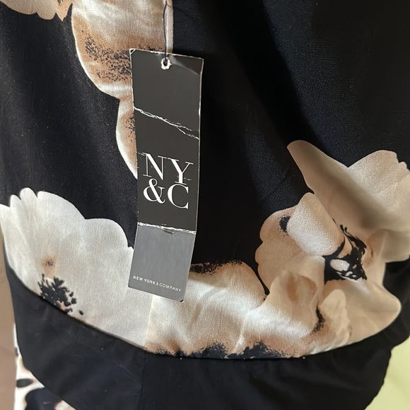 NEW YORK & COMPANY, VERY UNIQUE DRESS SIZE LARGE, - Picture 6 of 6